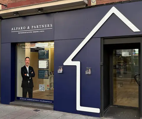 Fachada de Alfaro & Partners en la calle Narváez