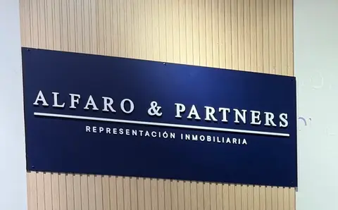 Rótulo de Alfaro & Partners en el interior del despacho